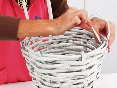 Cesto con papel de diario reciclado | Espacio Sustentable Cesto con papel de diario reciclado | Espacio Sustentable