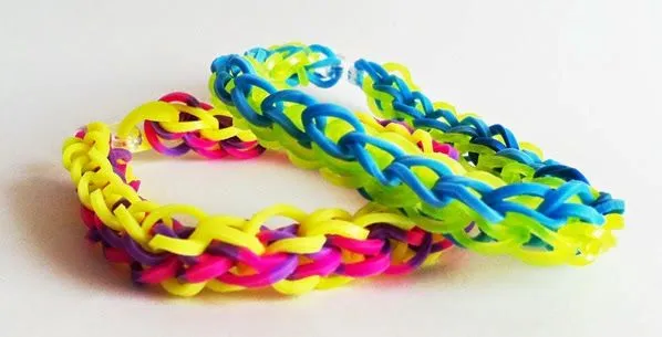 Manualidades: Pulsera de gomitas nudo combinado (sin telar)