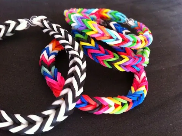 Manualidades: Cómo hacer pulseras con gomas de colores