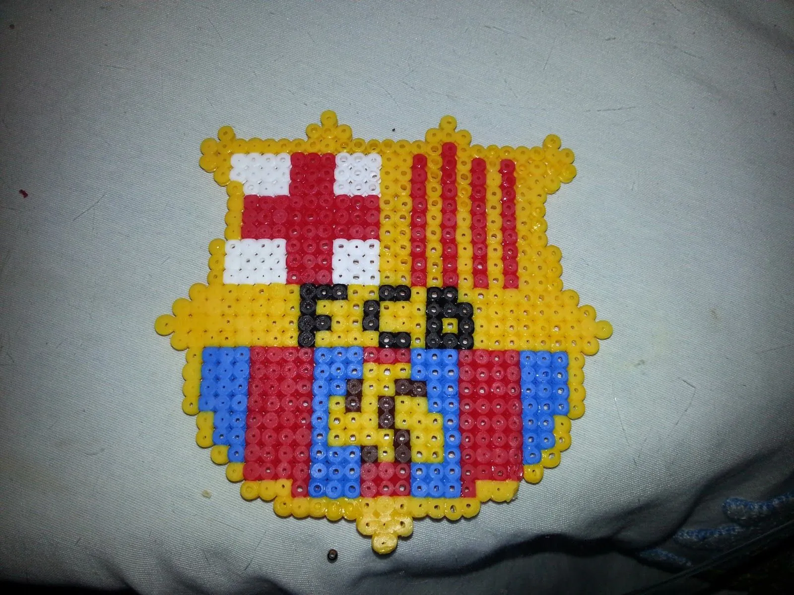 Manualidades con pyssla: Pyssla escudos y banderas Manualidades con pyssla: Pyssla escudos y banderas