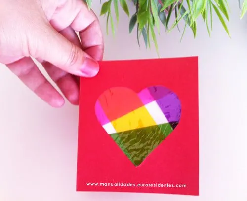 Manualidades: Tarjeta con corazón de colores Manualidades: Tarjeta con corazón de colores