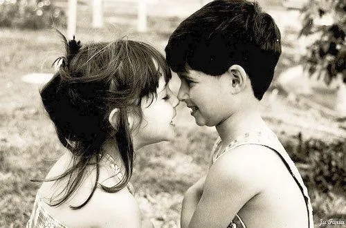 Besos de niños tiernos - Imagui