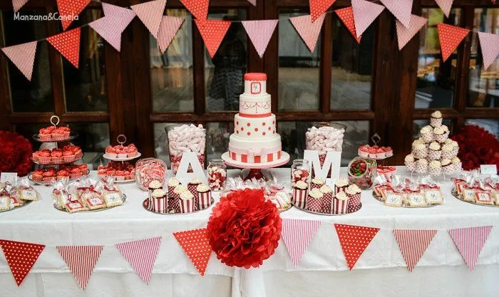 Manzana&Canela: Tarta y mesa dulce para una boda en blanco y rojo