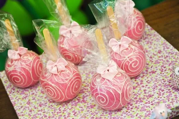 Manzanas cubiertas con chocolate rosa, un regalo precioso ... Manzanas cubiertas con chocolate rosa, un regalo precioso ...