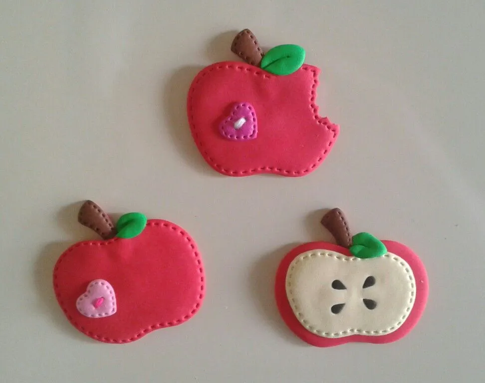 Manzanas magnéticas para decorar la nevera, elaborados con foamy. | Manualidades, Frutas de foami, Adornos de fieltro Manzanas magnéticas para decorar la nevera, elaborados con foamy. | Manualidades, Frutas de foami, Adornos de fieltro