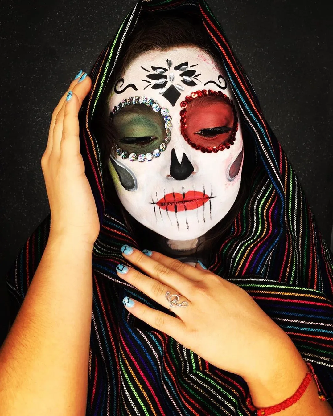 Maquillaje de catrina: Sencillos, con piedras, modernos y neón Maquillaje de catrina: Sencillos, con piedras, modernos y neón