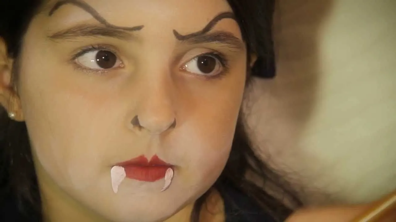Maquillaje de Halloween para niñas: vampiresa - YouTube Maquillaje de Halloween para niñas: vampiresa - YouTube