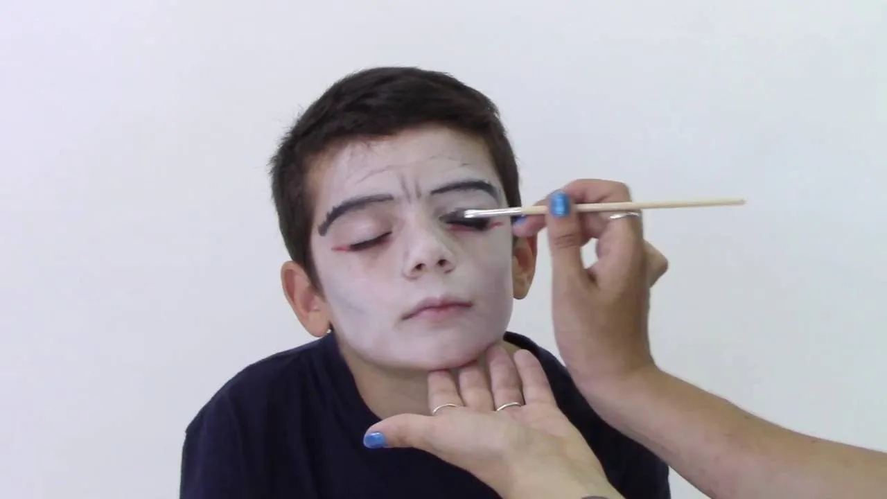 Maquillaje para Halloween: Vampiro - YouTube Maquillaje para Halloween: Vampiro - YouTube