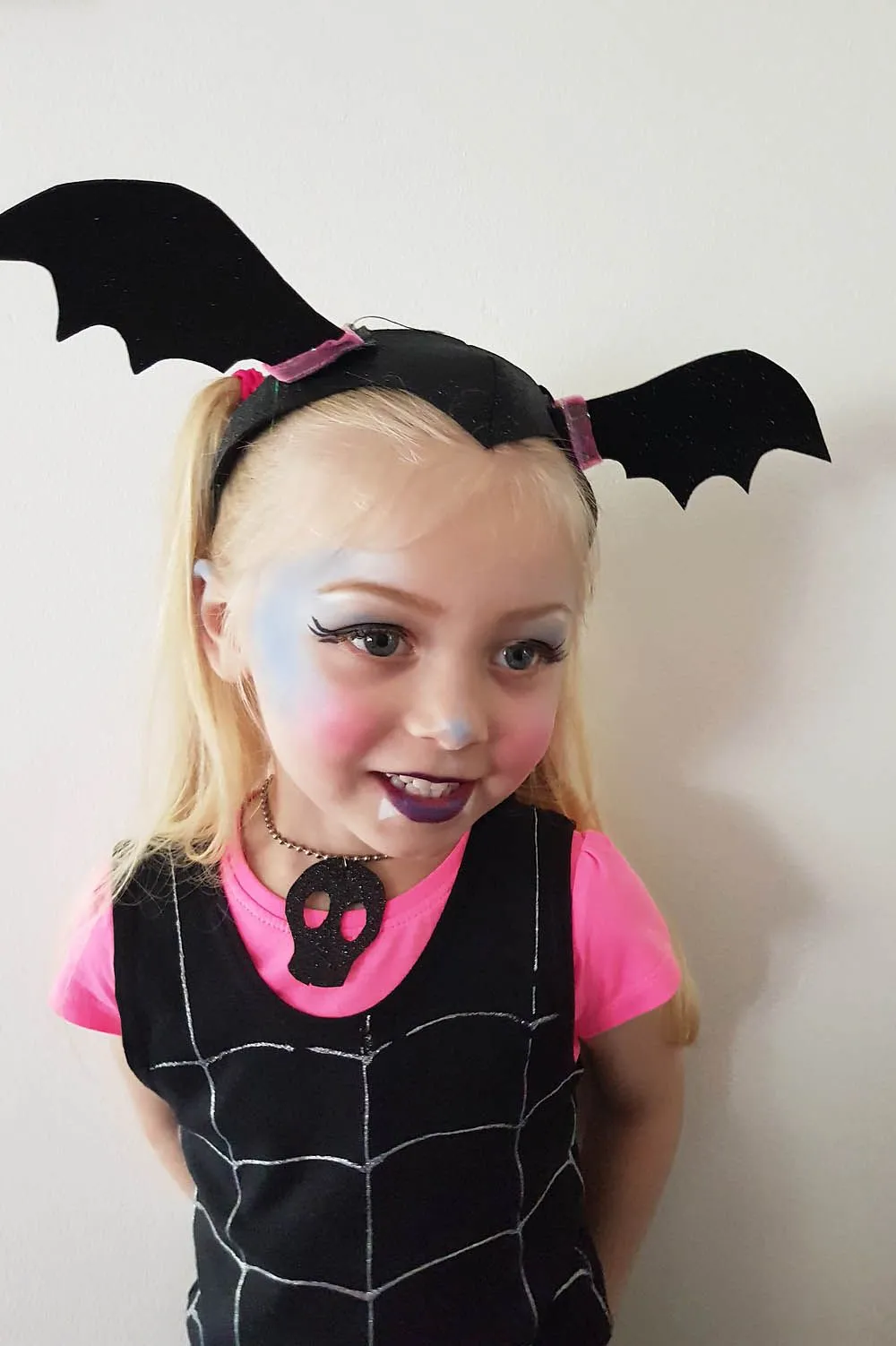 Maquillaje infantil de vampiro para Halloween - CharHadas Maquillaje infantil de vampiro para Halloween - CharHadas