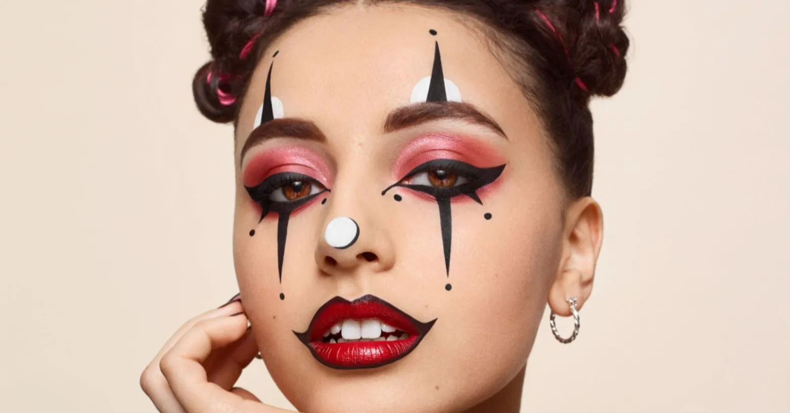Este maquillaje de payaso es espantosamente bueno | Rimmel London Este maquillaje de payaso es espantosamente bueno | Rimmel London