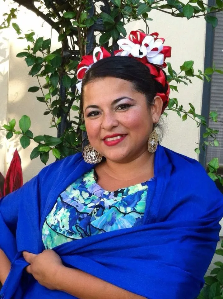 Maquillaje y peinado folklórico | Mexican folklore, Veracruz, Nuevo leon Maquillaje y peinado folklórico | Mexican folklore, Veracruz, Nuevo leon