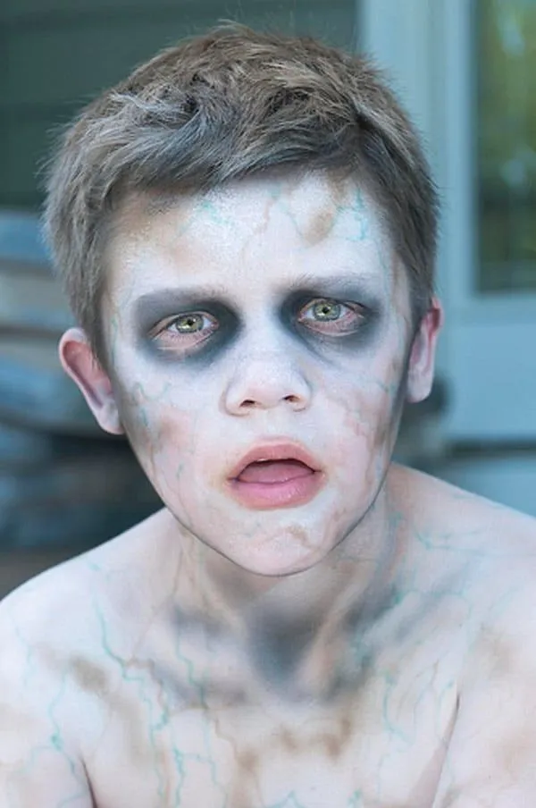Cómo hacer un maquillaje de zombie infantil para Halloween - Pequeocio Cómo hacer un maquillaje de zombie infantil para Halloween - Pequeocio