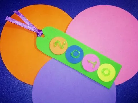 Como hacer un marcapaginas de goma eva para el nuevo año - YouTube Como hacer un marcapaginas de goma eva para el nuevo año - YouTube