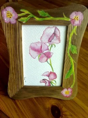 Marco de pino teñido de color nogal, decorado con motivos florales en ... Marco de pino teñido de color nogal, decorado con motivos florales en ...