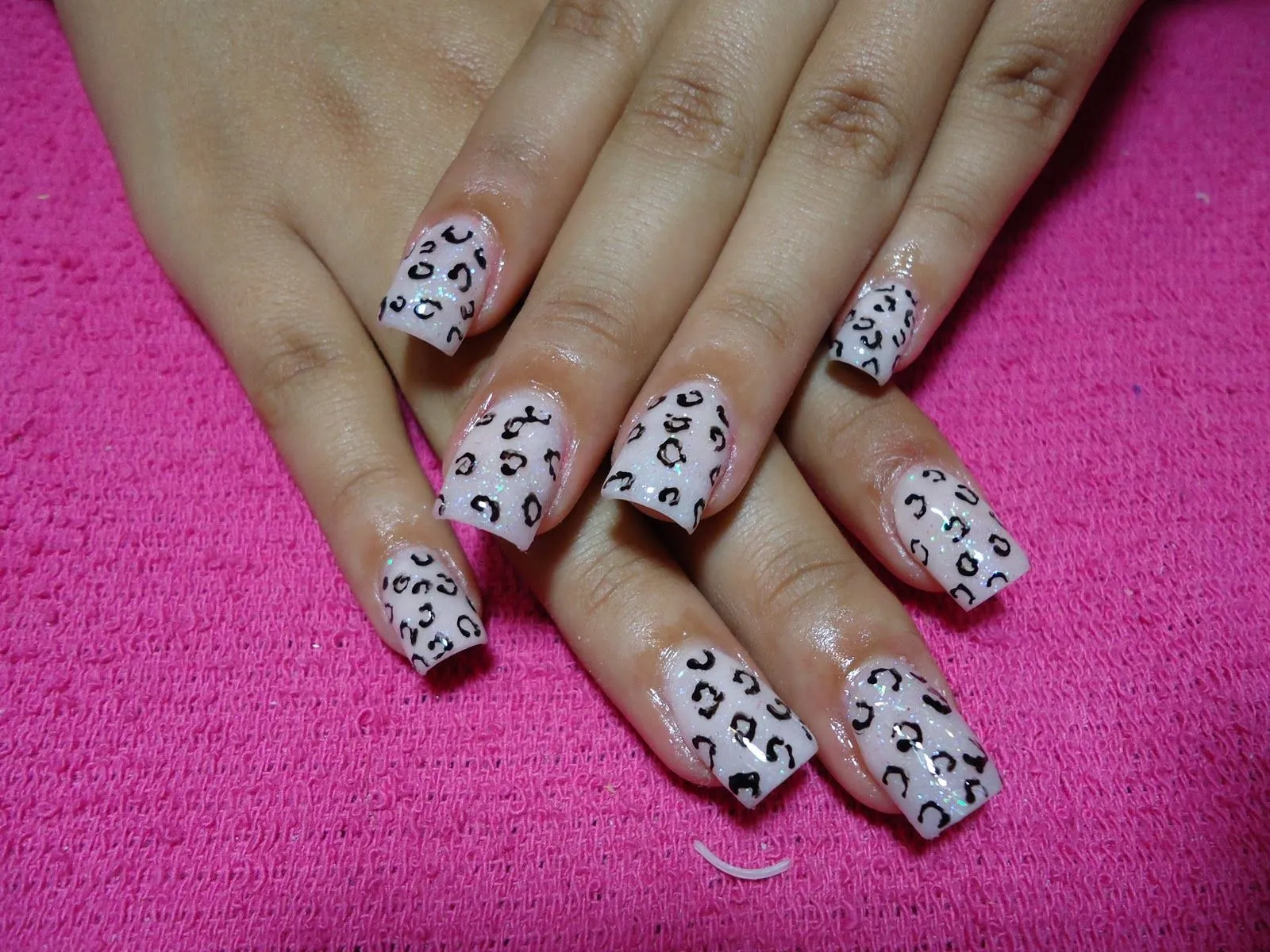 Uñas acrilicas con piedras de colores - Imagui