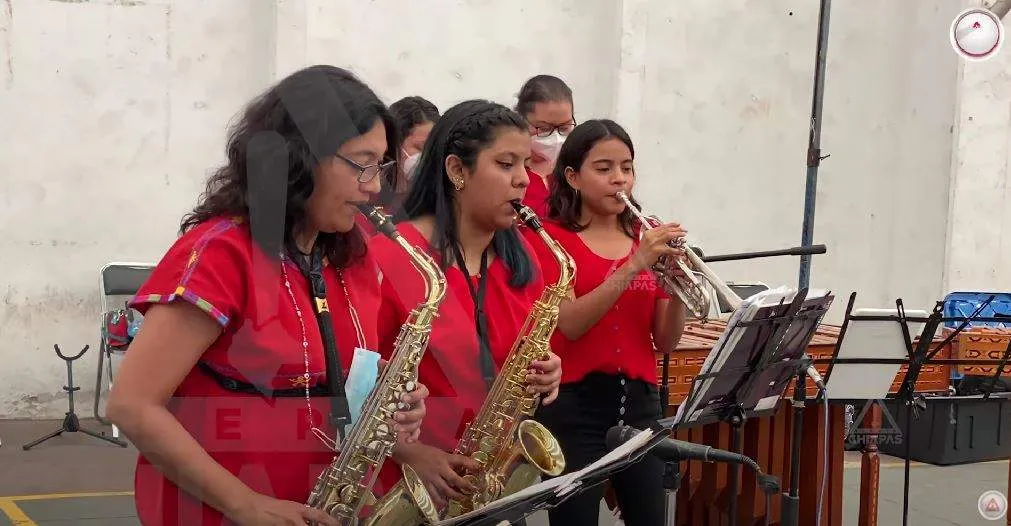 La marimba no solo es para hombres, ellas lo demuestran La marimba no solo es para hombres, ellas lo demuestran