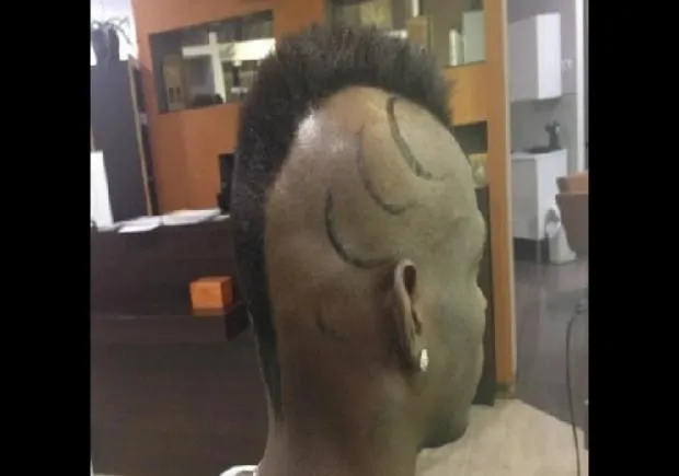 Mario Balotelli vuelve a sus locuras con un nuevo corte de cabello ... Mario Balotelli vuelve a sus locuras con un nuevo corte de cabello ...