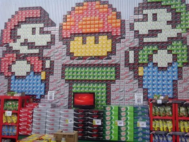 Mario Bros en el supermercado: arte con latas de gaseosa Mario Bros en el supermercado: arte con latas de gaseosa