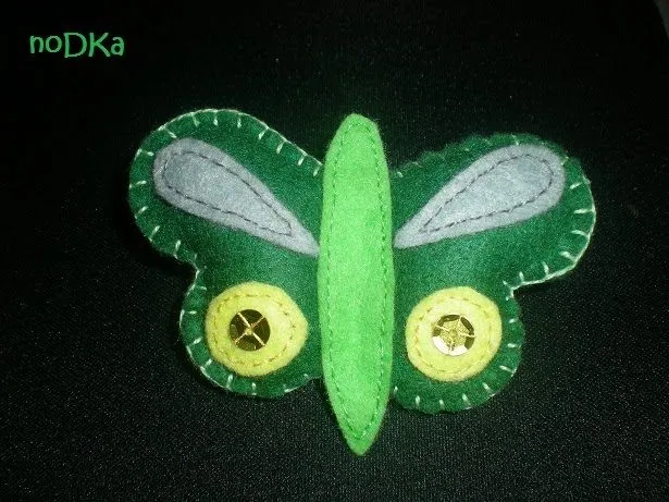Broche de fieltro con forma de mariposa.