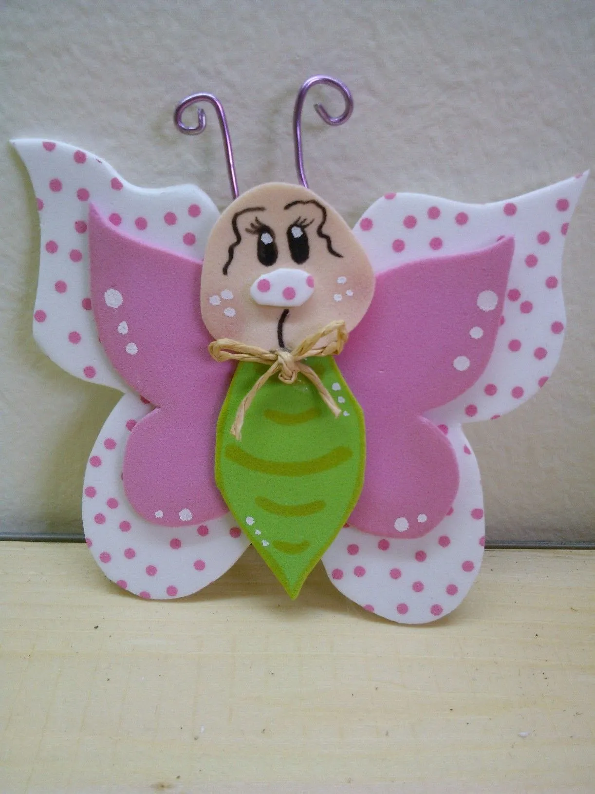 Mariposa en goma eva | Goma Eva | Pinterest | Buhos en foami ...