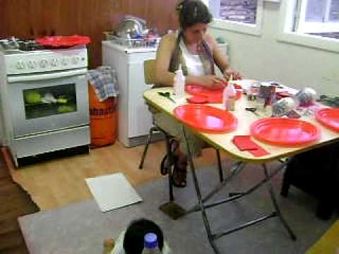 MARITZA DECORANDO LOS PLATOS PARA LA MESA DEL CUMPLEAÑOS PARA MI ... MARITZA DECORANDO LOS PLATOS PARA LA MESA DEL CUMPLEAÑOS PARA MI ...