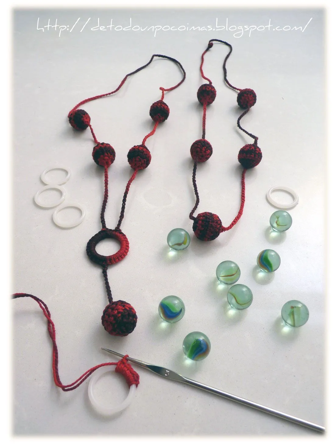 De todo un poco y más...: COLLARES DE GANCHILLO Y CANICAS