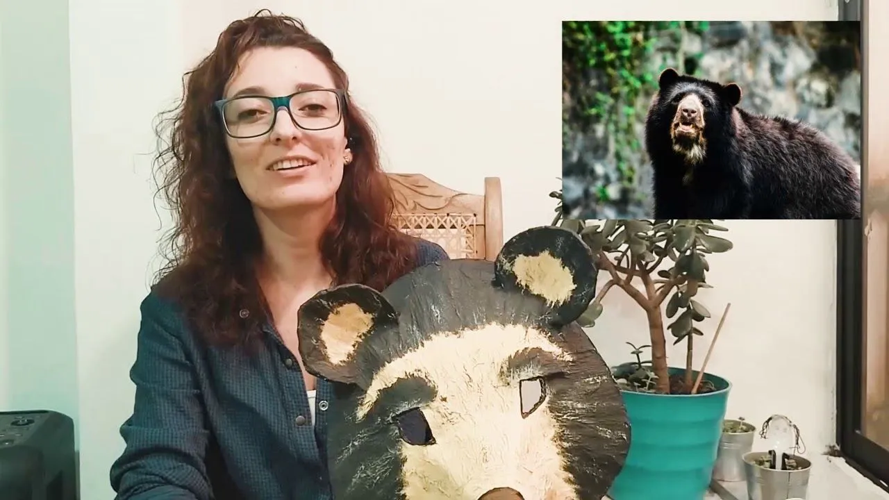 Máscara de Oso de Anteojos: El jardinero del bosque - YouTube Máscara de Oso de Anteojos: El jardinero del bosque - YouTube