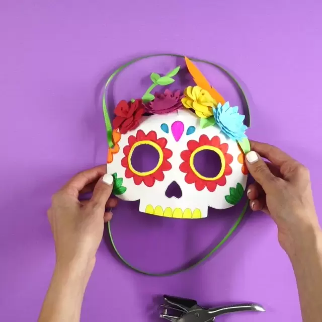 Cómo hacer máscaras de calavera con cartulina Cómo hacer máscaras de calavera con cartulina