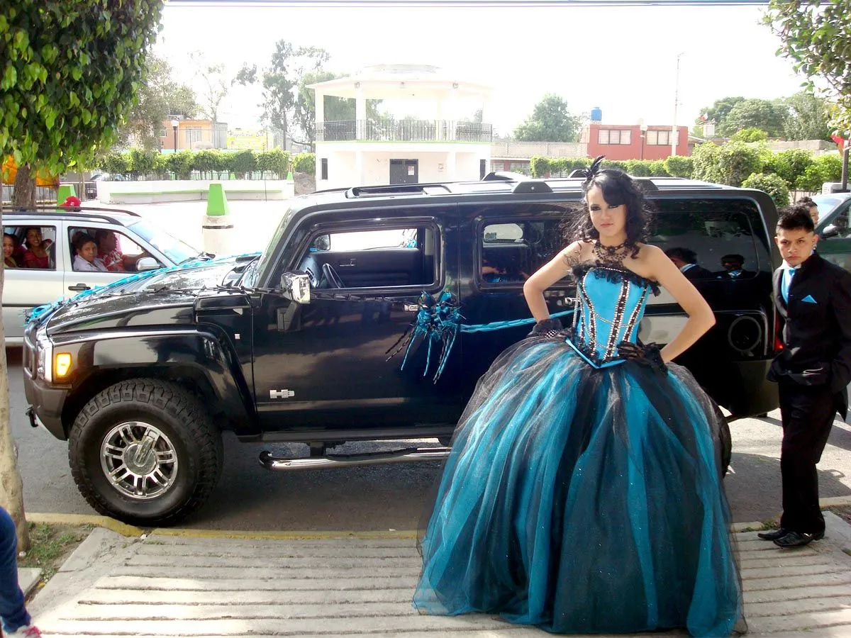 ... alquiler de una camioneta Hummer para que tu evento sea inolvidable ... alquiler de una camioneta Hummer para que tu evento sea inolvidable