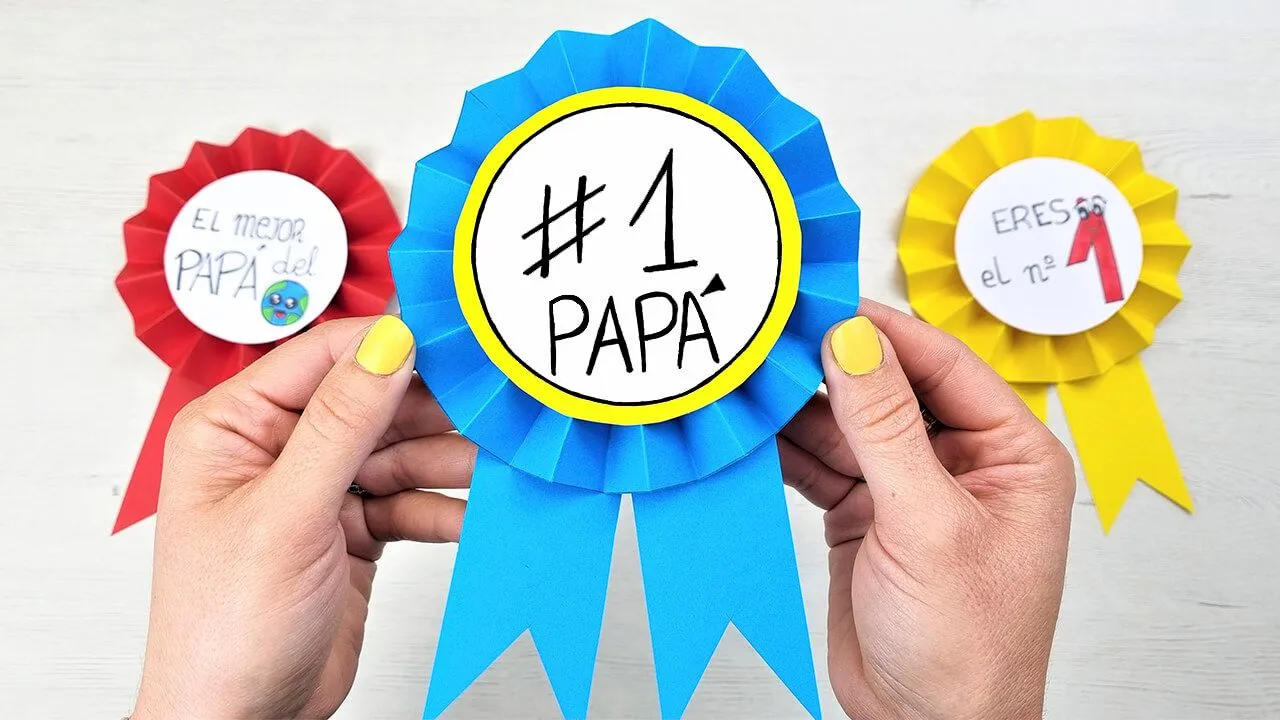 Cómo hacer una medalla casera de papel fácil - Manualidades Play Cómo hacer una medalla casera de papel fácil - Manualidades Play