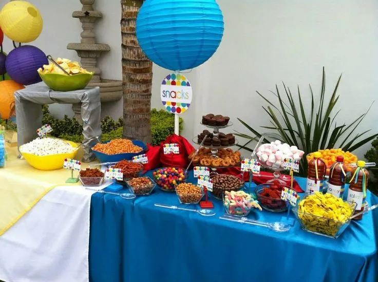 Mesa de botana para fiestas decorada. Casita del detalle en ... Mesa de botana para fiestas decorada. Casita del detalle en ...