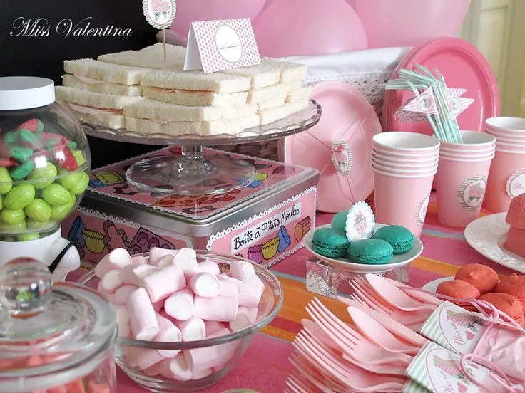 Mesa decorada en rosa, fucsia y verde. Macarons rosas y verdes de ... Mesa decorada en rosa, fucsia y verde. Macarons rosas y verdes de ...