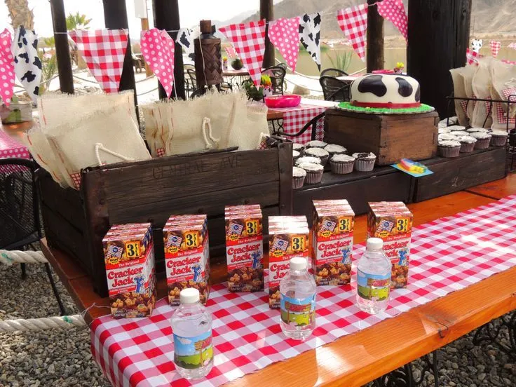 Mesa decorativa estilo granja para fiesta infantil. | TOKE RUSTICO ... Mesa decorativa estilo granja para fiesta infantil. | TOKE RUSTICO ...
