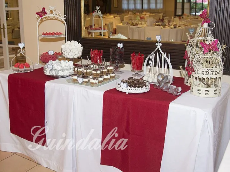 Mesa dulce para boda en tonos granate y blanco con decoración de ... Mesa dulce para boda en tonos granate y blanco con decoración de ...