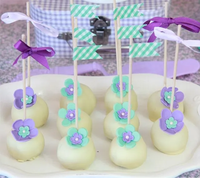 Mesa dulce de cumpleaños violeta y verde agua | Dulce sentimiento