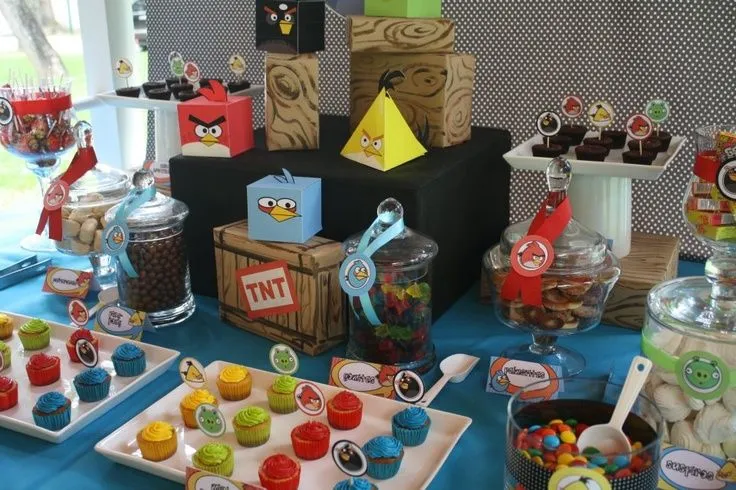 Mesa de dulces y golosinas para una fiesta de Angry Birds...genial ...