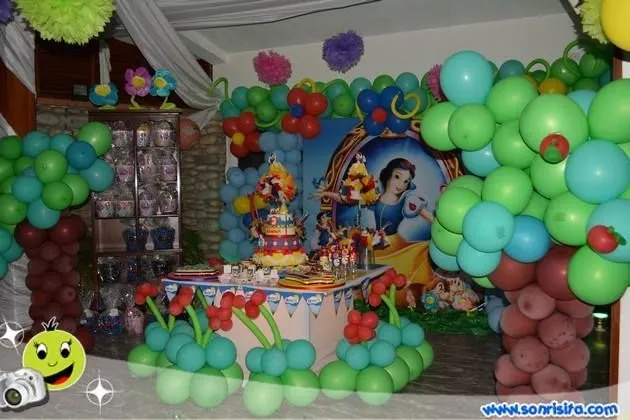 MESA DE FANTASIA BLANCANIEVES Y DECORACION CON GLOBOS FOTO ...