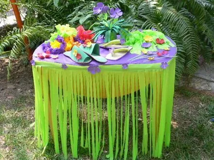 Mesa con flecos hawaianos, muchas flores y sandalias de regalos ... Mesa con flecos hawaianos, muchas flores y sandalias de regalos ...