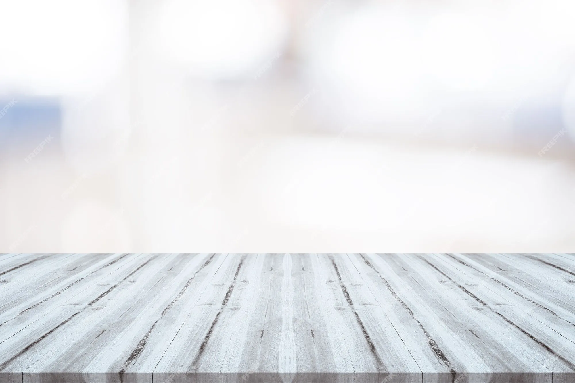 Mesa de madera blanca vacía en el fondo borroso, espacio para montaje mostrar productos | Foto Premium