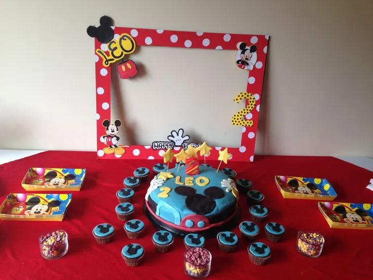 Mesa de pastel con tema de Mickey Mouse, cupcakes de fondant ...