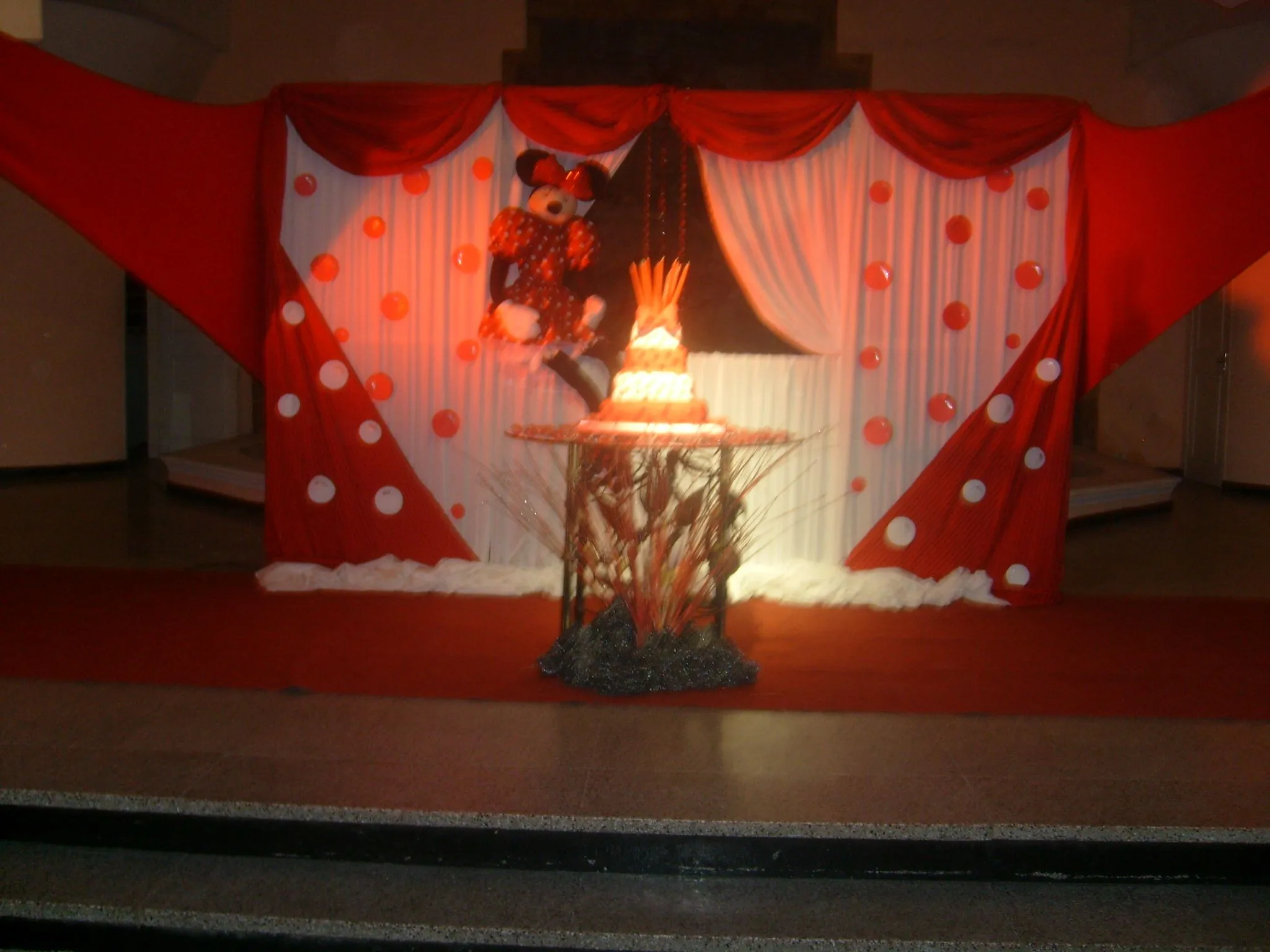 Mesa principal de 15 años, motivo Minnie fashion | Todo Arte Paraguay