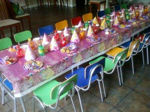 Mesas y sillas para cumpleaños infantiles 67899178 - El Bosque ...