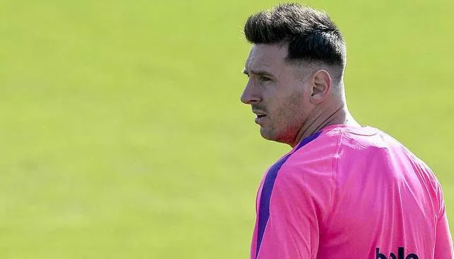 El nuevo Messi: "la Pulga" llegó a Barcelona con cambio de look ... El nuevo Messi: "la Pulga" llegó a Barcelona con cambio de look ...