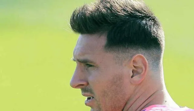 El nuevo Messi: "la Pulga" llegó a Barcelona con cambio de look ... El nuevo Messi: "la Pulga" llegó a Barcelona con cambio de look ...