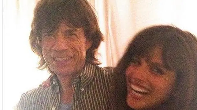 Mick Jagger olvida su luto con una misteriosa joven - ABC. Mick Jagger olvida su luto con una misteriosa joven - ABC.