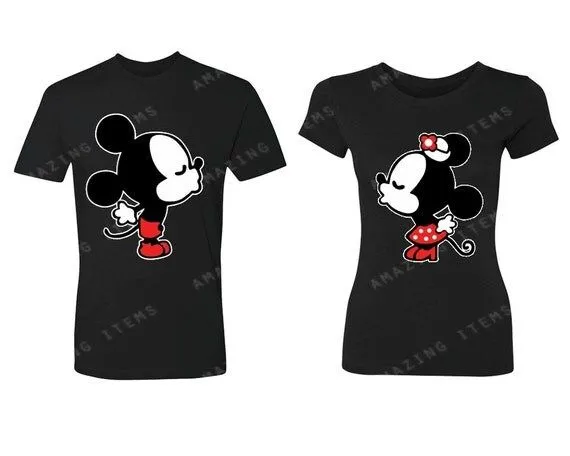 Mickey & Minnie besando par emparejar camisetas por Amazingitems4u Mickey & Minnie besando par emparejar camisetas por Amazingitems4u