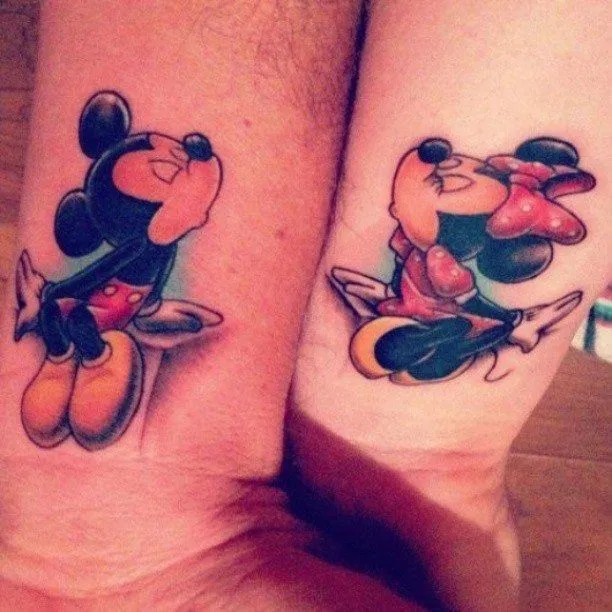 Mickey & Minnie dándose un beso - Tatuajes para Mujeres
