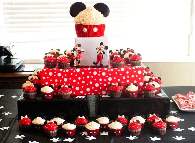 Mickey & Minnie Mouse Cupcakes - Two Sisters Crafting Mickey & Minnie Mouse Cupcakes - Two Sisters Crafting