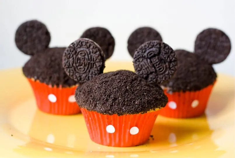 Mickey cupcakes con orejitas de Oreo - Recetín Mickey cupcakes con orejitas de Oreo - Recetín
