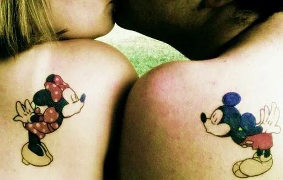 Tatuaje de Minnie Mouse y Mickey Mouse besandose - Imagui